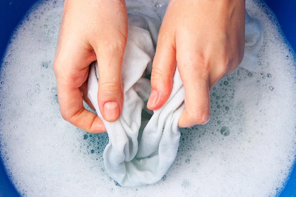 Что нельзя делать при выведении масляных пятен с одежды