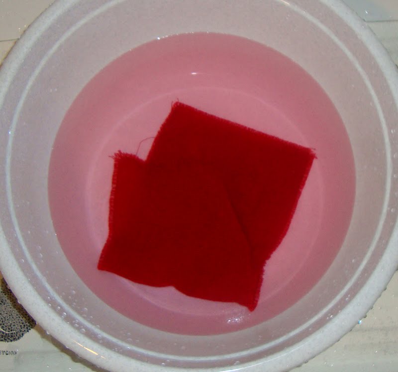 Красная ткань окрасила воду