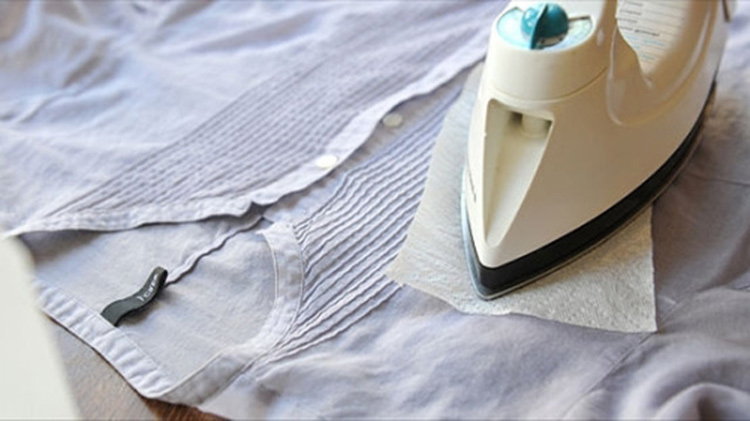Убрать масляное пятно с одежды с помощью утюга