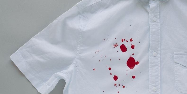 Пятно крови на рубашке
