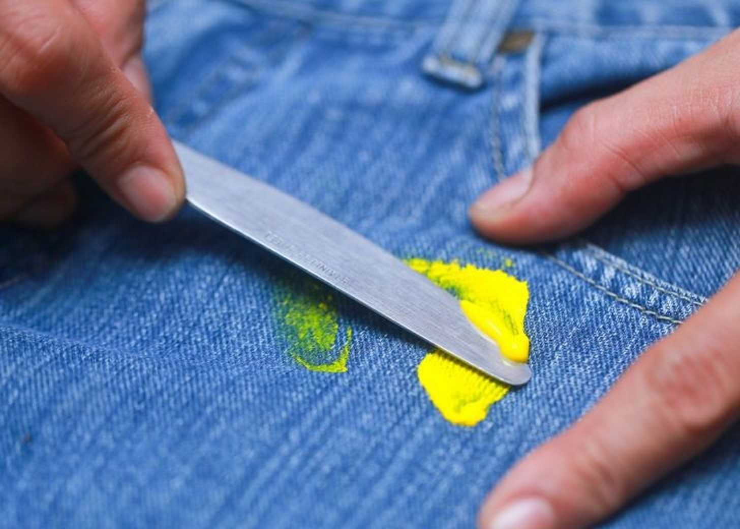 Сбор краски с джинсов ножом